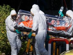 Španělští zdravotníci převážejí kněze Miguela Pajarese, který se v Libérii nakazil ebolou.