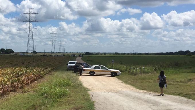 Texaská policie poblíž místa, kam se balón zřítil.