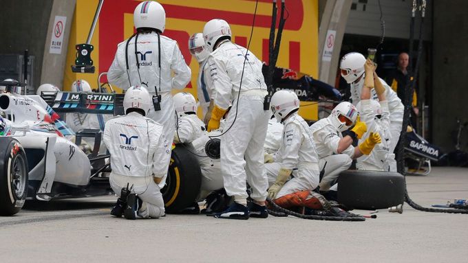 Podívejte se, jak mechanici Williamsu zkazili Felipemu Massovi závod v Číně v boxech.