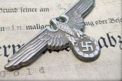 Odznak SS, páska Führer i prapor wagnerovců. Obchody je nabízejí dál, policie varuje