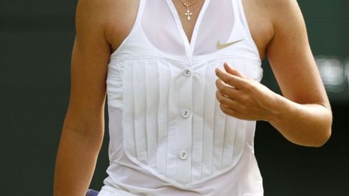 Maria Šarapovová při svém druhém zápase na letošním Wimbledonu.