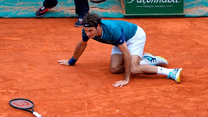 Roger Federer na kolenou při finálovém zápase