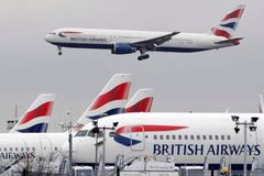British Airways chtějí obnovit lety po sobotním výpadku. Stovky lidí stále čekají na letištích