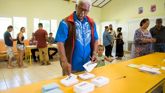 Sčítání hlasů v Nové Kaledonii.