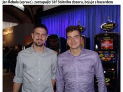 Bývalý šéf dozoru nad loteriemi Jan Řehola (vpravo) na veletrhu hracích přístrojů v Praze.