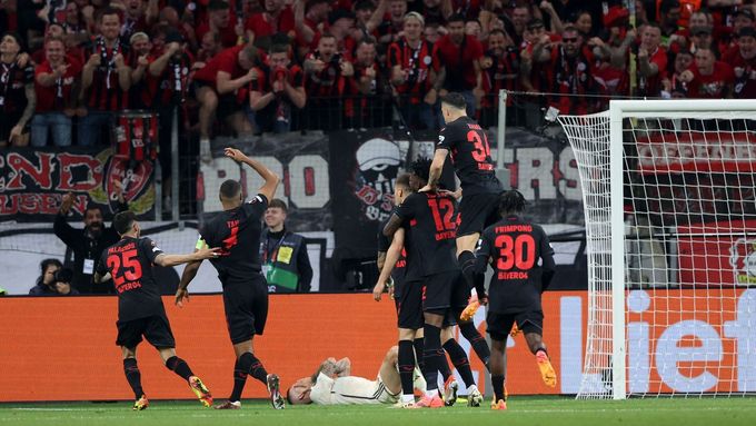 Fotbalisté Leverkusenu se radují z postupové trefy