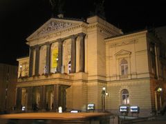 Historická budova Státní opery v pondělí zažila nejen slavné operní árie, ale i bučení a pískot