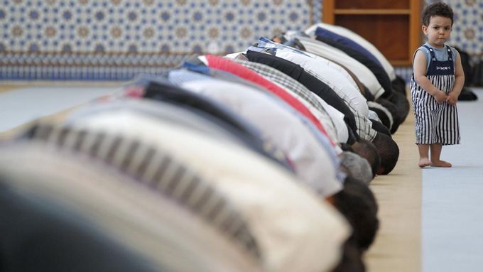 Ramadán karím. Muslimům začal měsíc půstu a odříkání