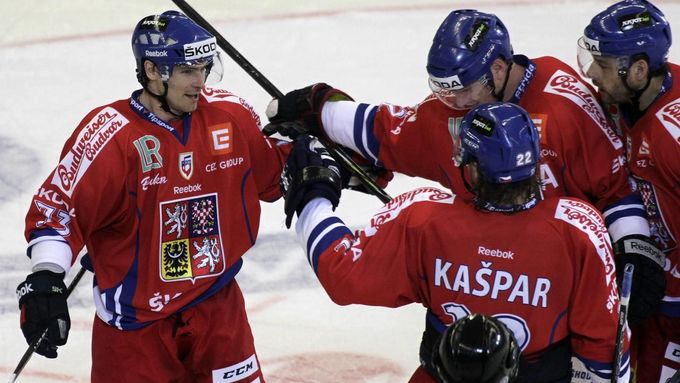 Čeští hokejisté dokázali otočit zápas během jediné minuty. Na první gól Jakuba Petružálka nahrával Lukáš Kašpar.