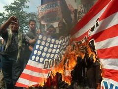Protestní akce se před americkou ambasádou v Manile konají velice často. Levicové a nacionalistické opozici se vojenské partnerství Filipín a USA nelíbí