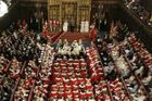 Lordi ustoupili, jednání o odchodu z EU mohou začít. Britský parlament schválil "brexitový" zákon