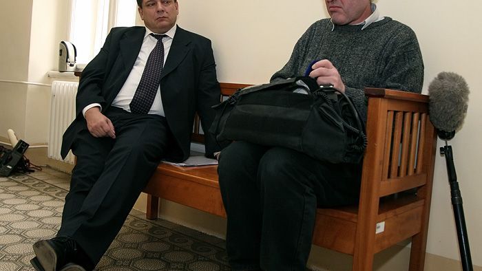 Jiří Paroubek na chodbě Městského soudu Praha.
