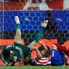 LM, Atlético-Chelsea: zraněný Petr Čech - srážka s Raulem Garciou (8)