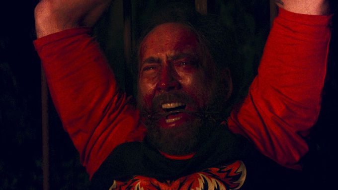 Protagonista Red se mění v možná nevyšinutější monstrum, jaké kdy Nicolas Cage hrál.