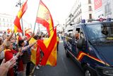 ... zatímco v Madridu lidé mávali španělskými vlajkami a zdravili policisty.