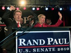 Takto chutná první vítězství Tea Party volební noci. Senátorem za Kentucky byl zvolen Rand Paul. Na snímku slaví před svými příznivci triumf spolu s manželkou Kelley