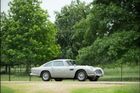 Tento konkrétní Aston Martin DB5 pochází z roku 1965. Celkem při natáčení filmu byly použity tři vozy – dva na záběry jízdy a jeden pro natáčení scén v interiéru.