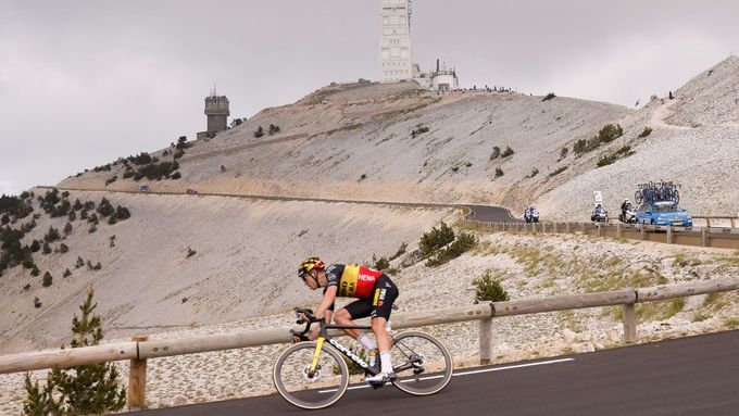 Wout van Aert při sjezdu z Mont Ventoux do cíle 11. etapy Tour de France 2021.