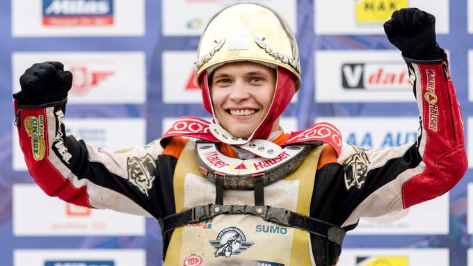 Vítězství ve Zlaté přilbě bude obhajovat ruský jezdec Emil Sajfutdinov.