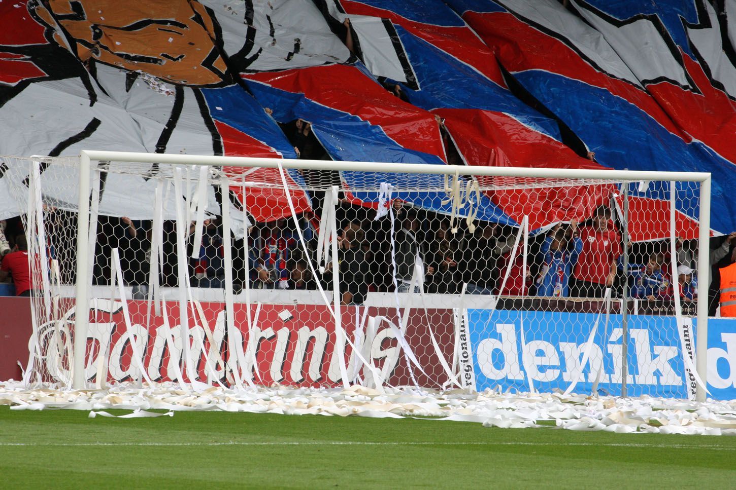 Fotbaloví fanoušci Plzně slaví vítězství v utkání se Spartou Praha v utkání sedmého kola Gambrinus ligy 2012/13.