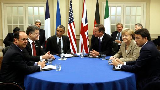Summit NATO ve velšském Newportu. Hollande, Porošenko, Obama, Cameron, Merkelová, Renzi (zleva doprava)