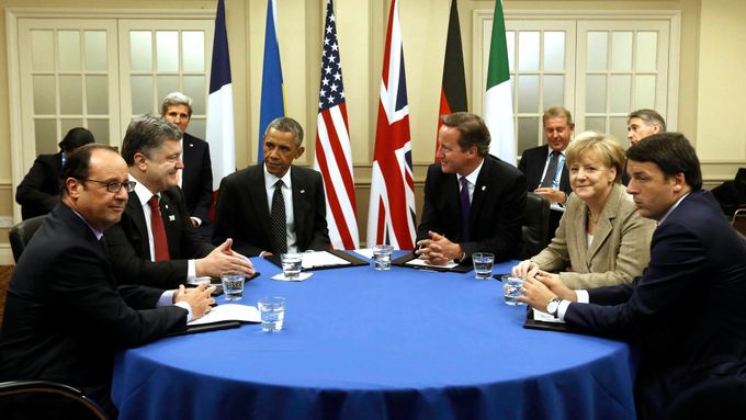 Petro Porošenko u kulatého stolu s dalšími čelními představiteli států NATO.