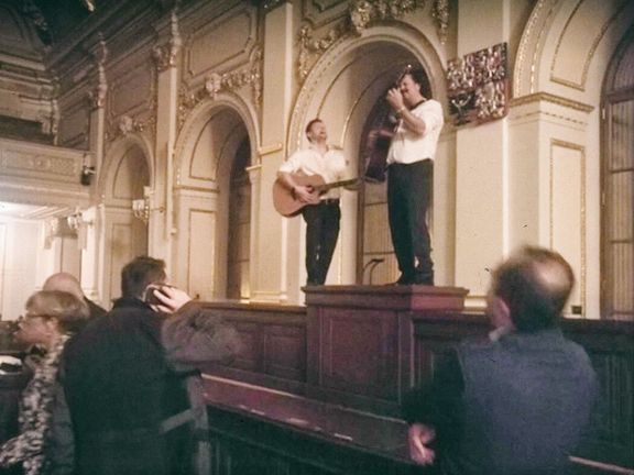 Předseda dolní komory českého parlamentu Radek Vondráček z hnutí ANO jednou večer vyskočil ve sněmovním sálu na předsednický pultík a zahrál na kytaru.