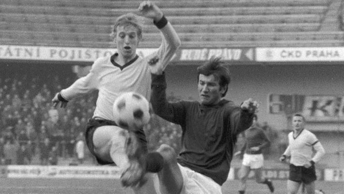 Josef Jurkanin (vpravo) patřil i v sezoně 1974/1975 k oporám Sparty. Po sestupu ovšem z klubu odešel