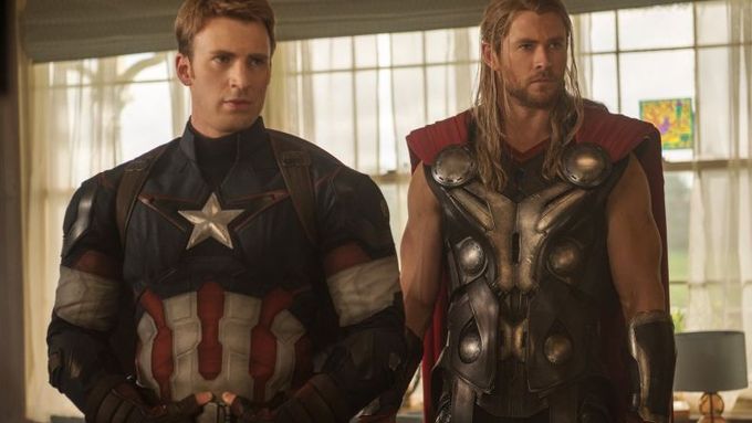 Kapitán Amerika (Chris Evans) a Thor (Chris Hemsworth)