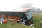 Autobus s dětmi se srazil s osobním autem, řidič zemřel