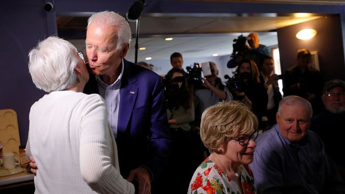 Joe Biden se v restauraci ve státě New Hampshire zdraví s voličkou, snímek z kampaně z června 2019.