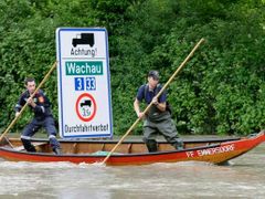 Požárníci na zaplavených silnicích vesnice Emmersdorf, 75 kilometrů západně od Vídně