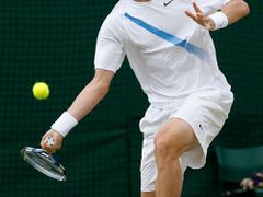Český tenista Tomáš Berdych odvrací míč ve čtvrtfinále Wimbledonu s Rafaelem Nadalem. Český hráč prohrál ve třech setech.