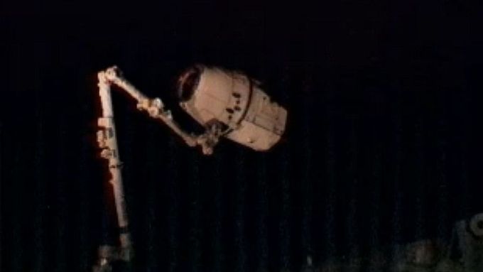 Dragon během "přistávacího" manévru u ISS.