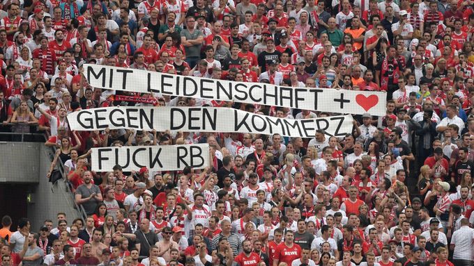 "S vášní a srdcem prorti komerci." Jeden z mnoha transparentů proti RB Lipsko, tentokrát na zápase v Kolíně nad Rýnem.