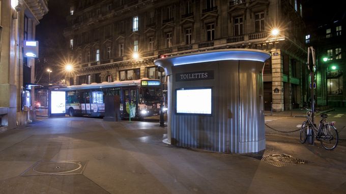 Nové pařížské veřejné toalety se objevují jen v noci, nad ránem se uzavřou v podzemí