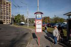Na zastávce městské hromadné dopravy před Obchodním centrem Květ v Ústí nad Labem ve středu odpoledne postávají desítky převážně Romů.