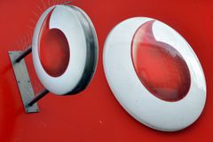 Vodafone zdražil na padesátinásobek. Konec roamingu v EU si kompenzuje ve Švýcarsku