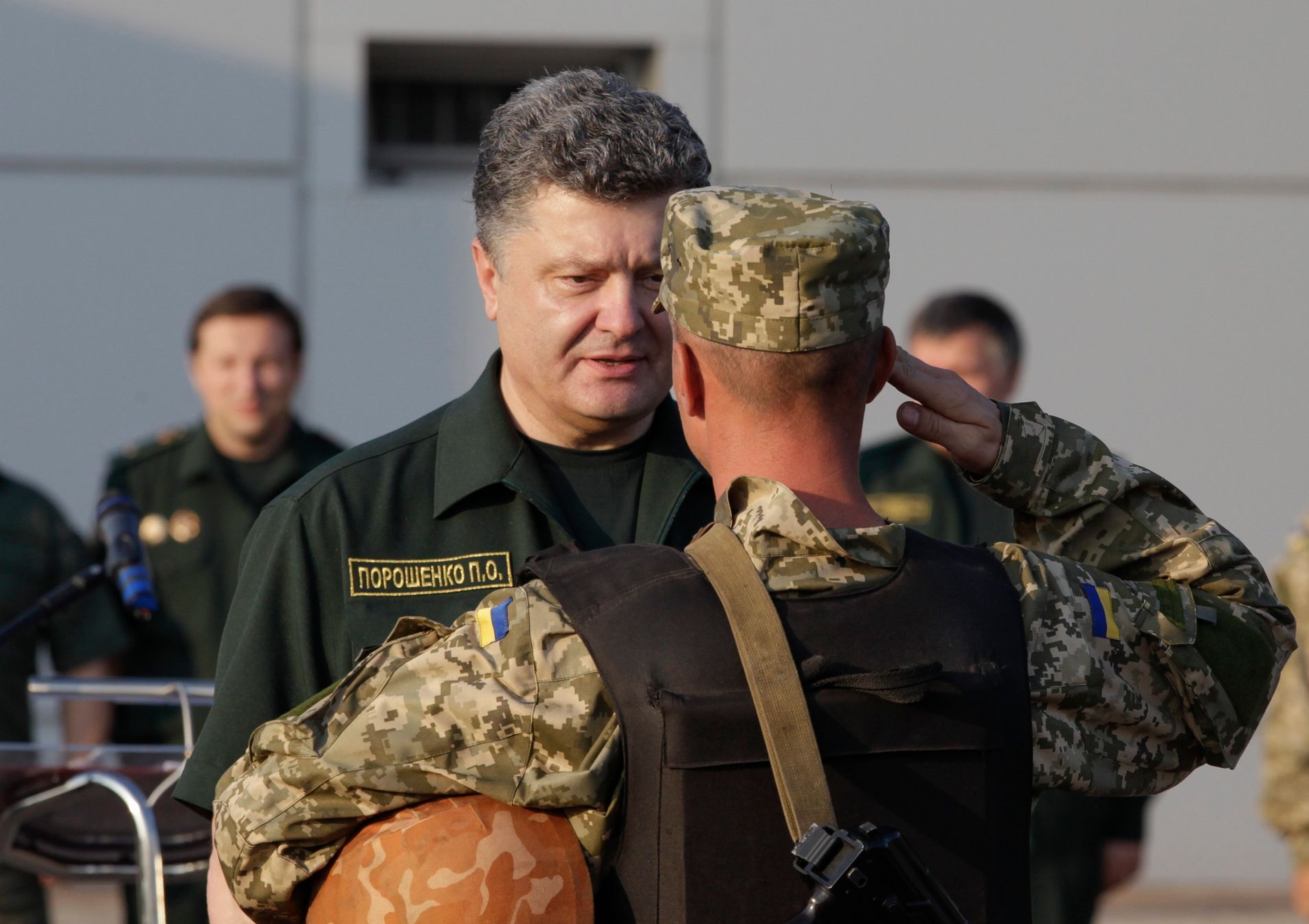 Ukrajinský prezident Porošenko s vojáky v Mariupolu.