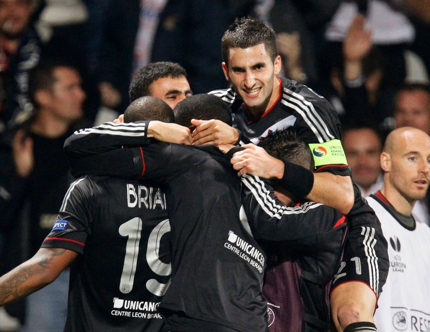 Fotbalisté Olympique Lyon slaví gól Jimmyho Brianda (vlevo) proti Athleticu Bilbao v utkání Evropské ligy 2012/13.