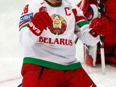Bělorus Konstantin Koltsov se raduje po gólu do sítě Ruska.