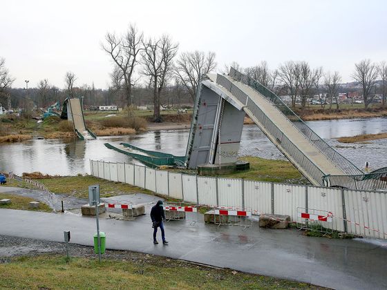 Hrozí podobná tragédie v Česku? Zřícená lávka v Troji