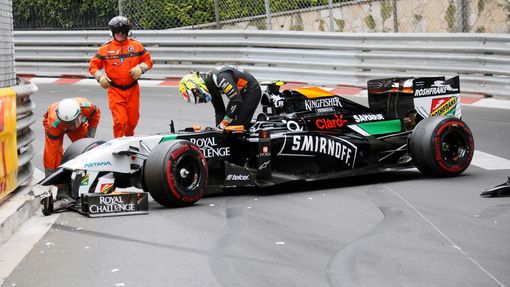 Force India Formula One driver Sergio Perez leaves his car after crashing at the start of the Monaco F1 Grand Prix in Monaco, May 25, 2014. REUTERS/Robert Pratta (MONACO