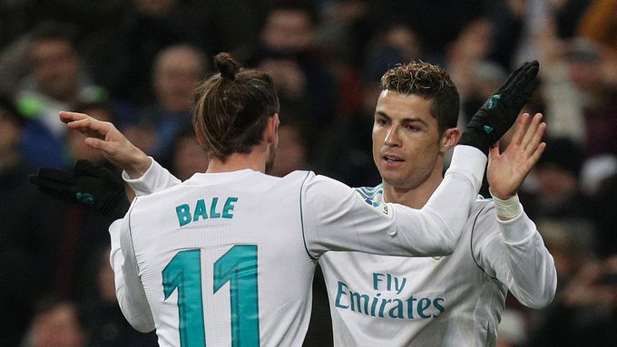 Cristiano Ronaldo a Gareth Bale slaví gól Realu proti San Sebastianu.