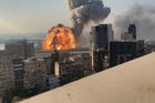 Tlaková vlna v děsivém detailu. Explozi v Bejrútu ukazují dosud nejkvalitnější záběry