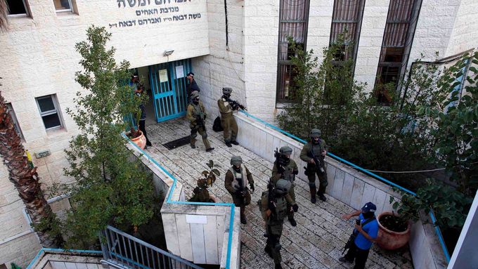 Izraelské bezpečnostní složky prohledávají komplex kolem synagogy.