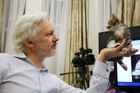Evropský zatykač na Juliana Assange platí, potvrdil švédský soud