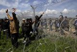 Řecké úřady rázně zasáhly v uprchlickém táboře Idomeni na hranici s Makedonií, kde už několik měsíců pobývají tisíce běženců.