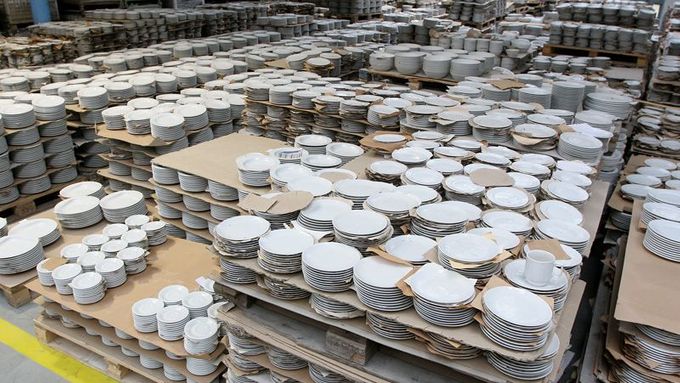 Továrna ročně zpracuje asi čtyři tisíce tun porcelánu, což znamená kolem deseti miliónů kusů.