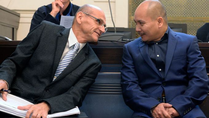 Obžalovaný soudce Ivan Elischer a Nguyen Quoc Hung před soudem.